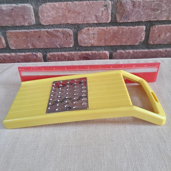 Vintage Rubbermaid Cheese Grater Vegetable Shedder - Picture 5 of 6
